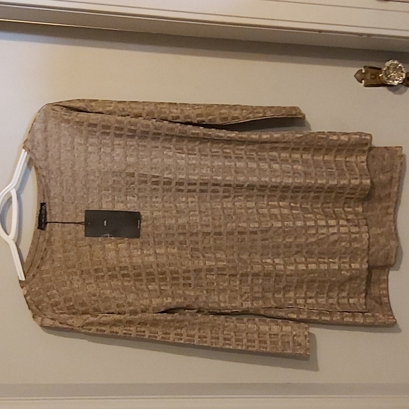 Nice top - Picture 1 of 3